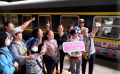 Beijing launches first tourist train to Tibet