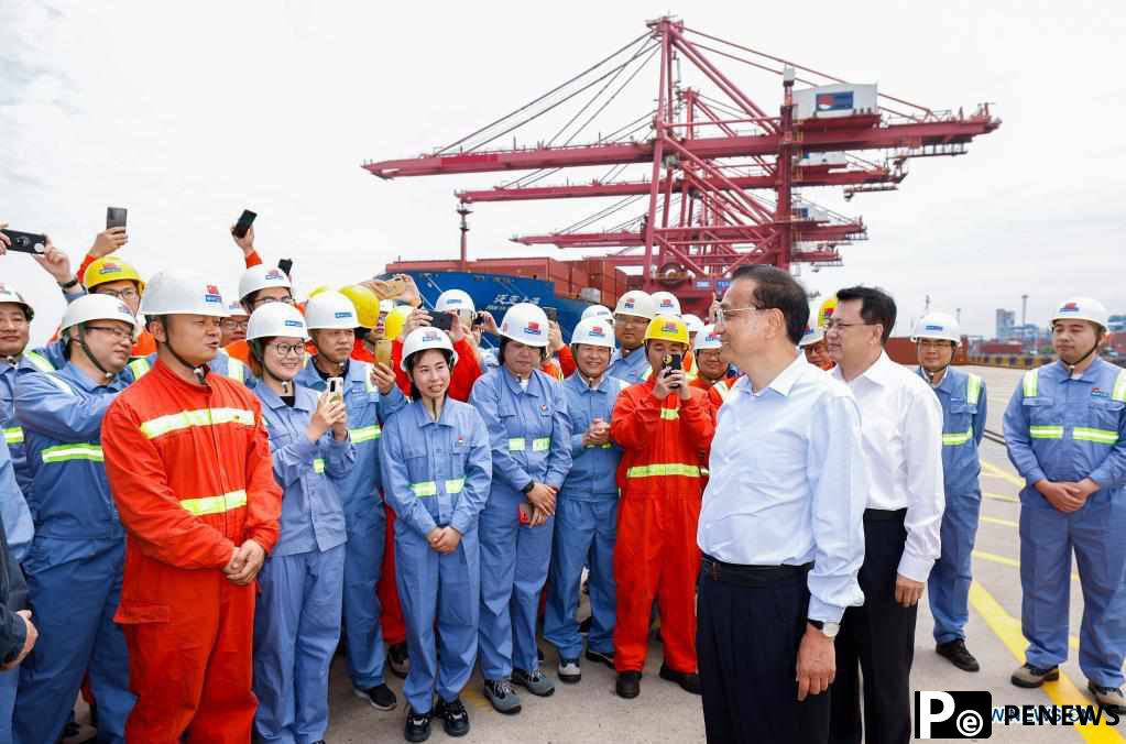 Chinese premier stresses efforts to strengthen market vitality for development