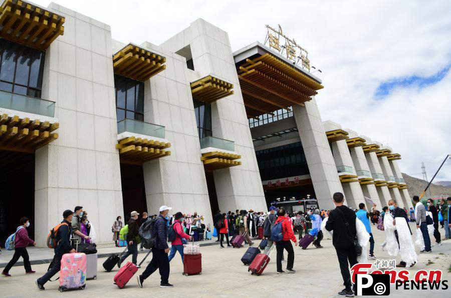 First Beijing-Lhasa tourist train arrives at destination