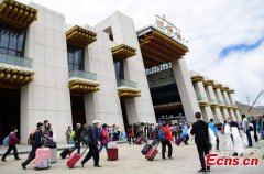 First Beijing-Lhasa tourist train arrives at destination