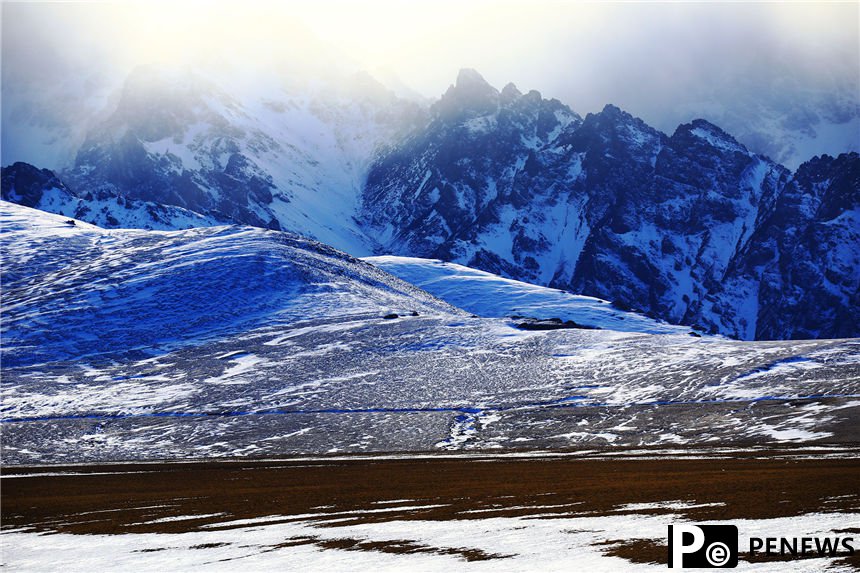 Magnificent Xinjiang: snow-covered grassland forms an enchanting sight