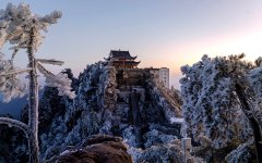 First snowfall in Jiuhua Mountain in E China