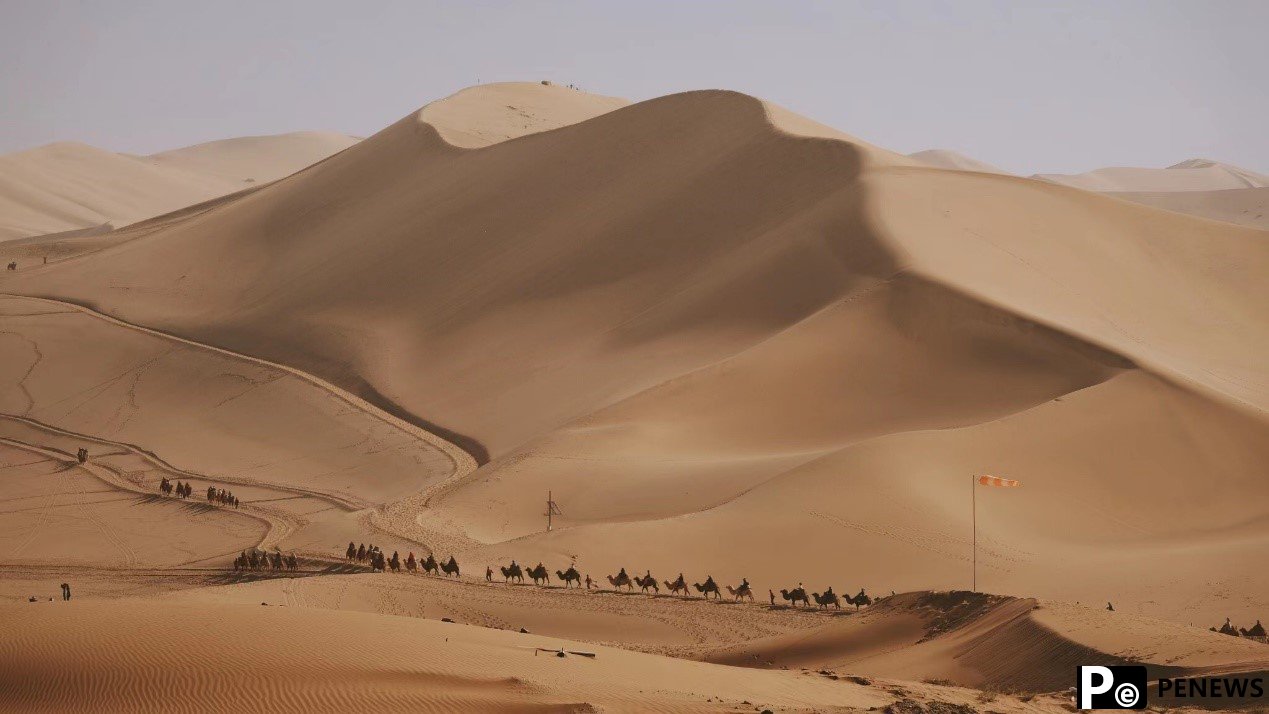 In pics: Desert scenery of Mingsha Mountain and Crescent Spring in Dunhuang