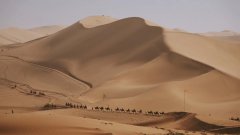 In pics: Desert scenery of Mingsha Mountain and Crescent Spring in Dunhuang