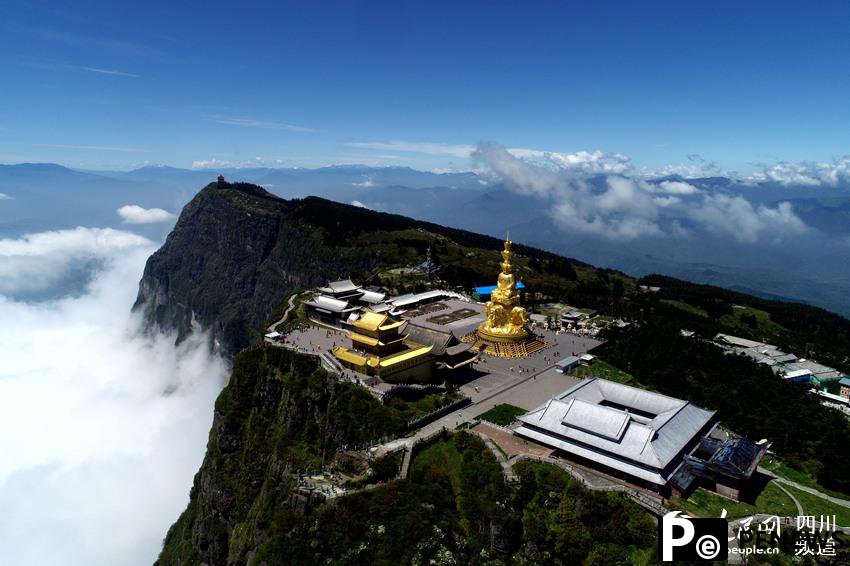 Autumn foliage adorns Mount Emei in SW China