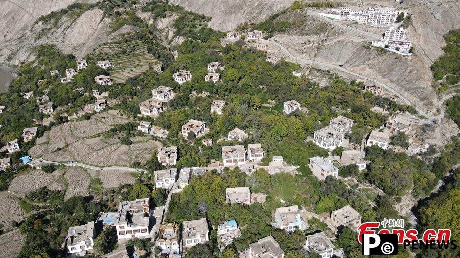 Tibetan-style houses in Dongba Township