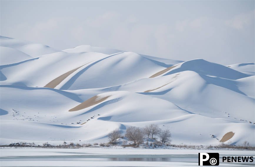 Snow creates winter wonderland in Taklimakan Desert, NW China