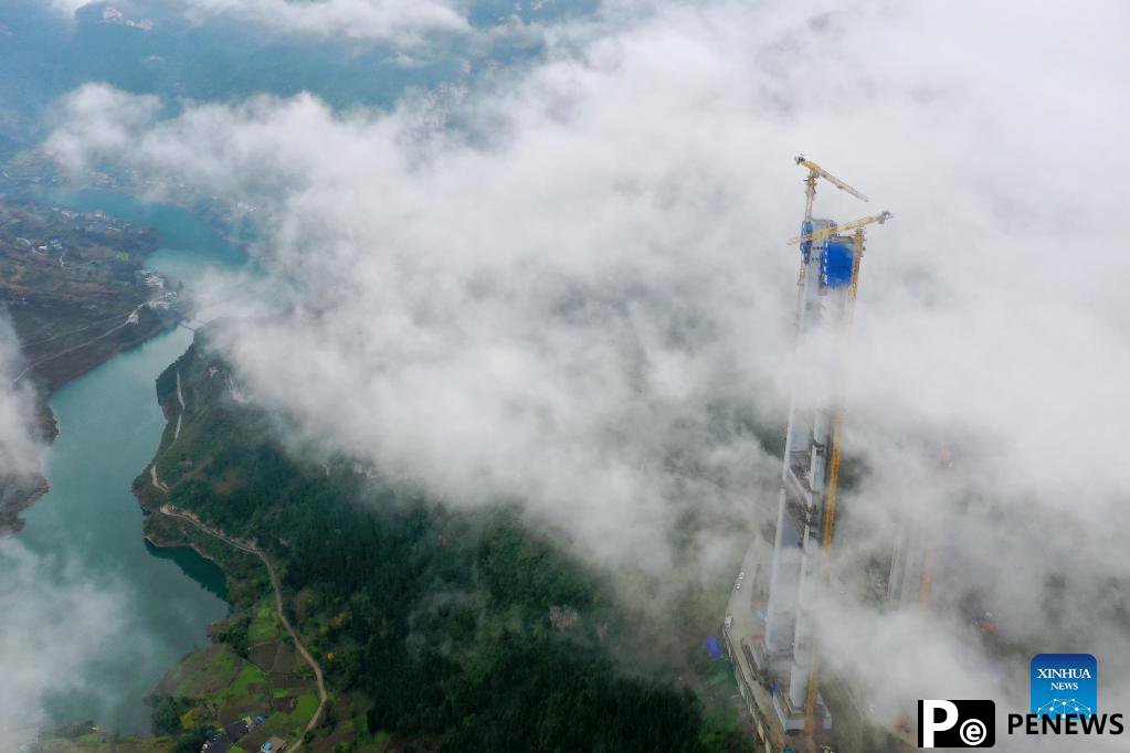 Main tower of Tongzi River grand bridge in Guizhou capped