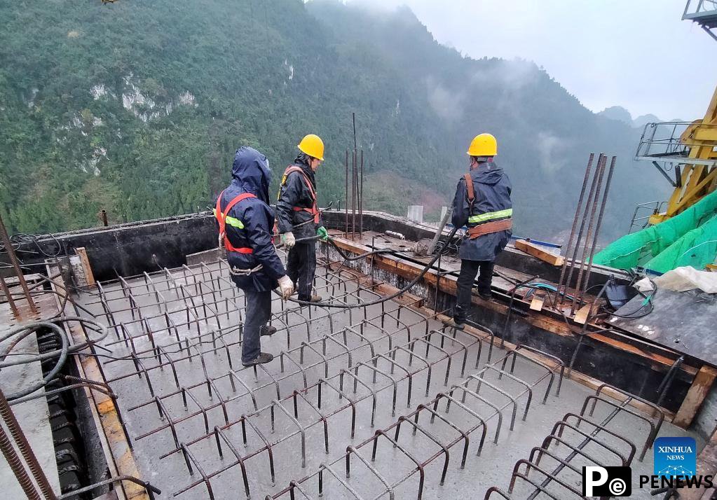Main tower of Tongzi River grand bridge in Guizhou capped