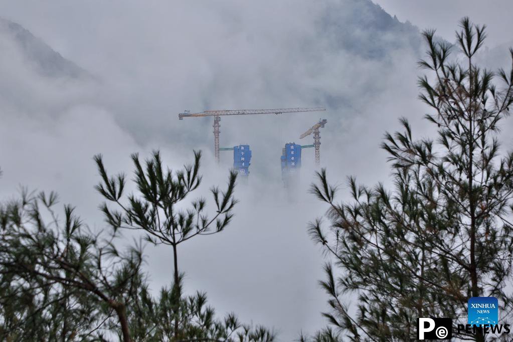 Main tower of Tongzi River grand bridge in Guizhou capped