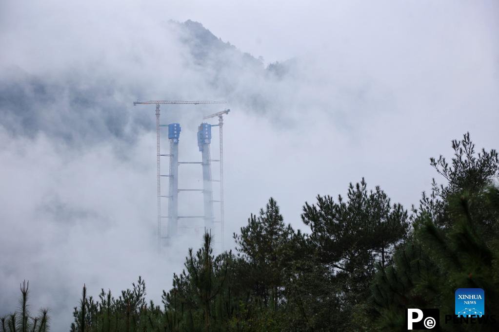 Main tower of Tongzi River grand bridge in Guizhou capped