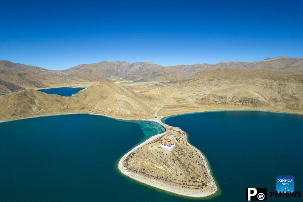 Scenery of Yamzbog Yumco Lake in China