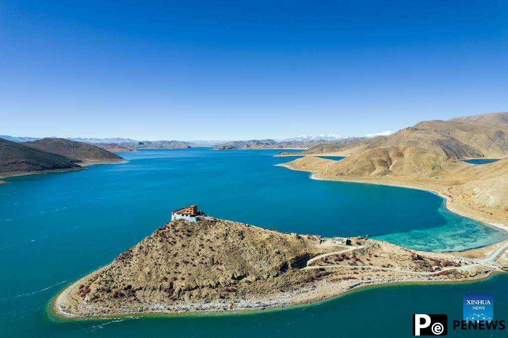 Scenery of Yamzbog Yumco Lake in China