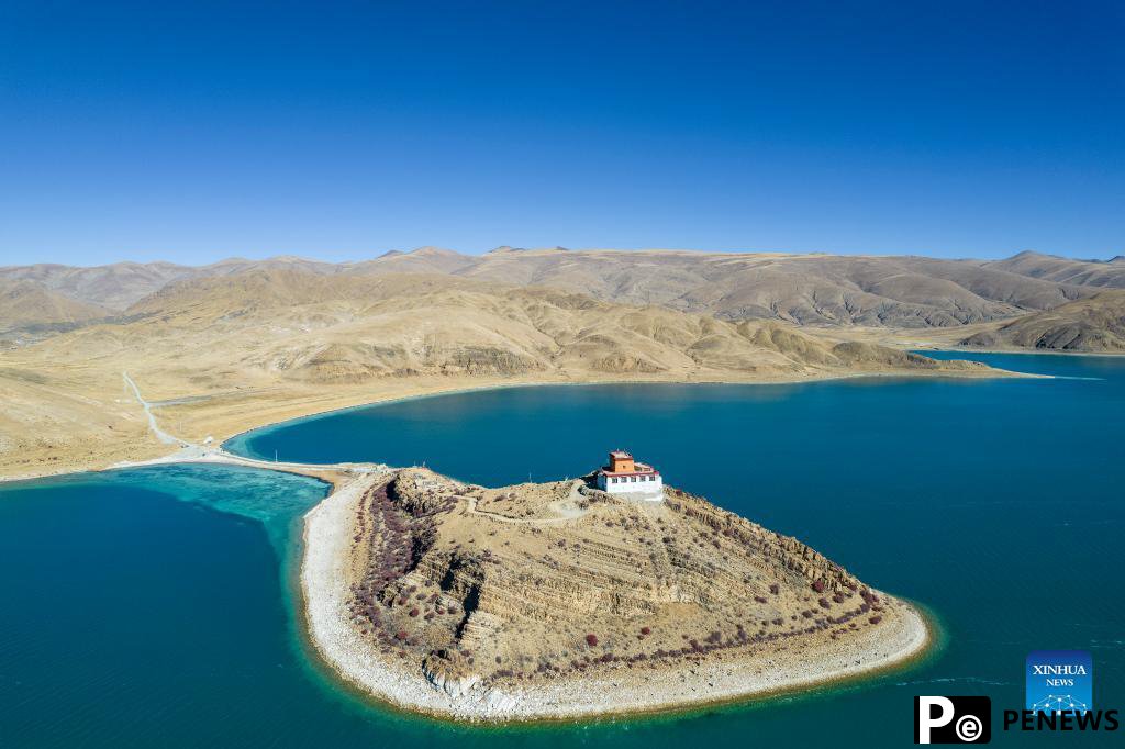 Scenery of Yamzbog Yumco Lake in China