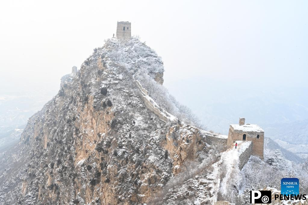 Snow scenery of Wangjinglou section of Great Wall in Beijing