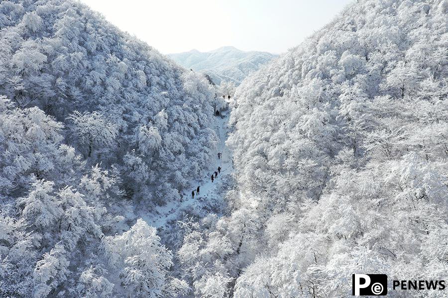Enchanting sight after snowfall at Jingshe Ancient Road in E China