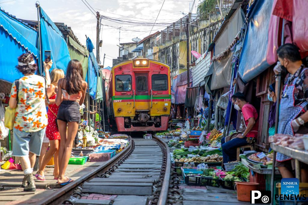 In pics: Maeklong Railway Market in Thailand