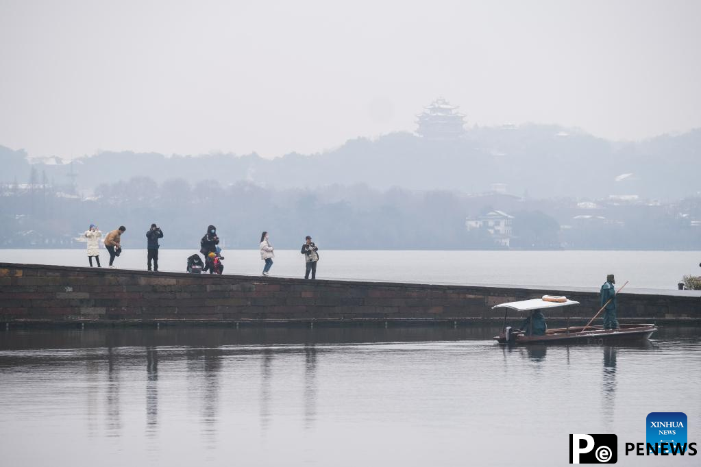 In pics: snow scenery of West Lake