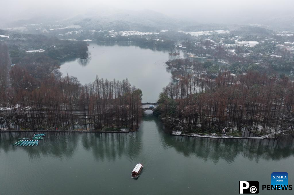 In pics: snow scenery of West Lake