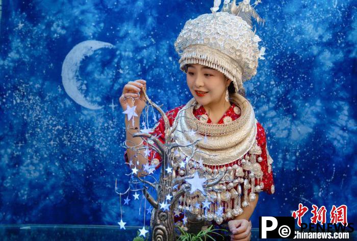 Craftswoman in Guizhou pays respects to China’s astronauts with handicraft featuring starry cosmos