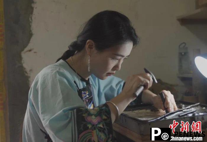 Craftswoman in Guizhou pays respects to China’s astronauts with handicraft featuring starry cosmos