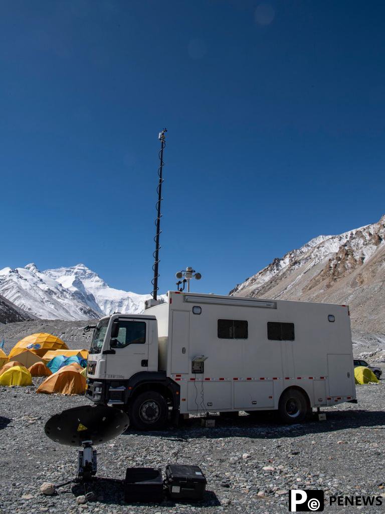 Chinese scientific expedition team reaches Mt. Qomolangma summit