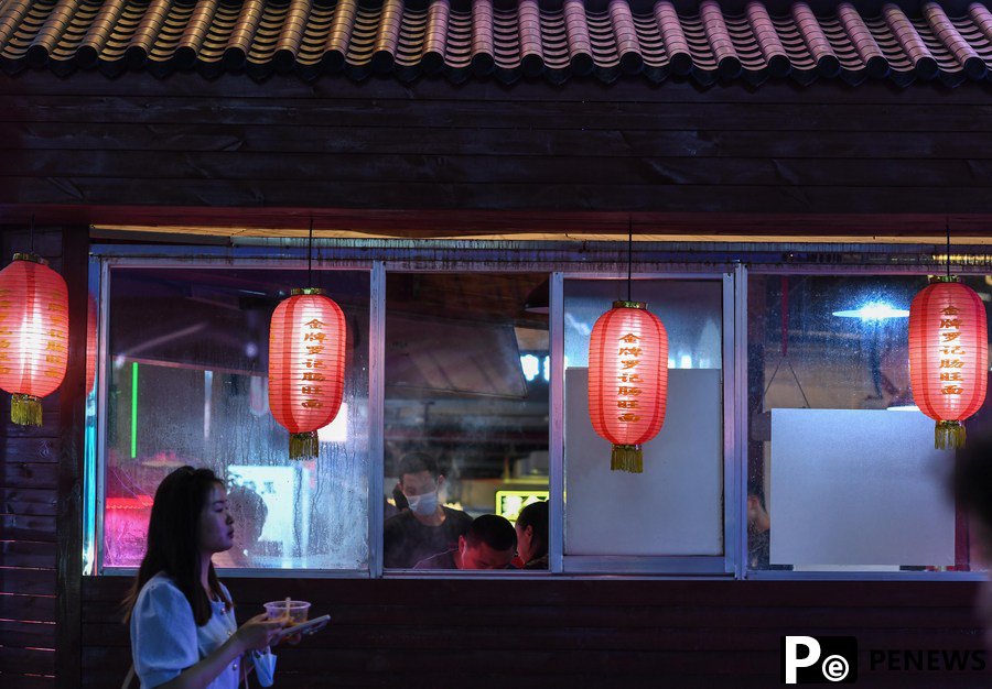 Renovated pedestrian street boosts night economy in SW China city