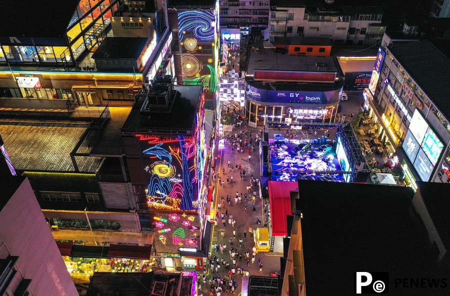 Renovated pedestrian street boosts night economy in SW China city