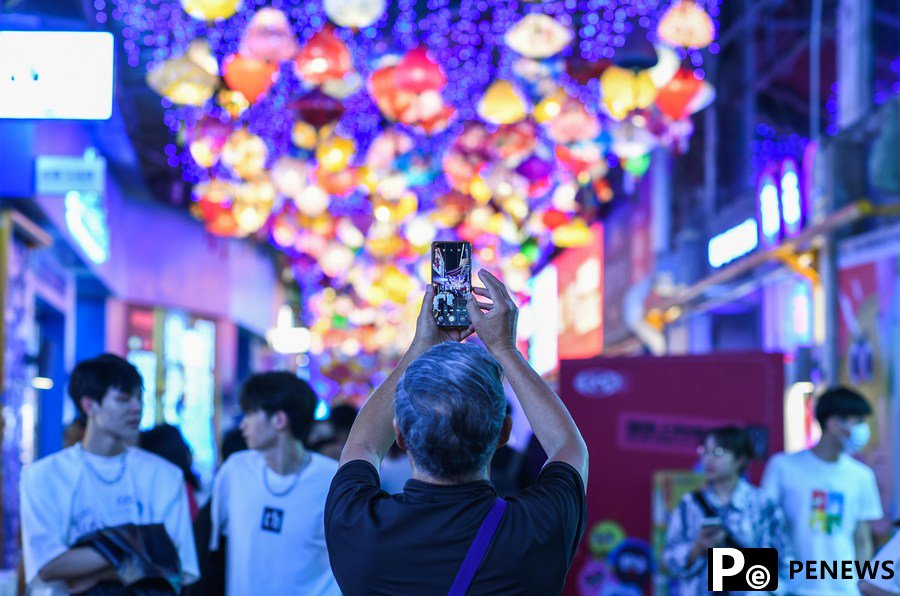 Renovated pedestrian street boosts night economy in SW China city