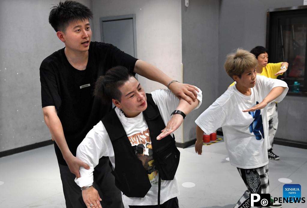 Street dance group aged 45 to 71 in Henan goes viral online