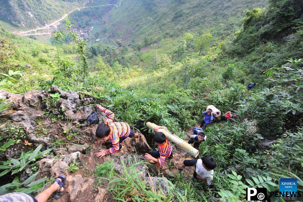 Ladder teenagers see development of hometown in south China