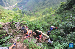 Ladder teenagers see development of hometown in south China