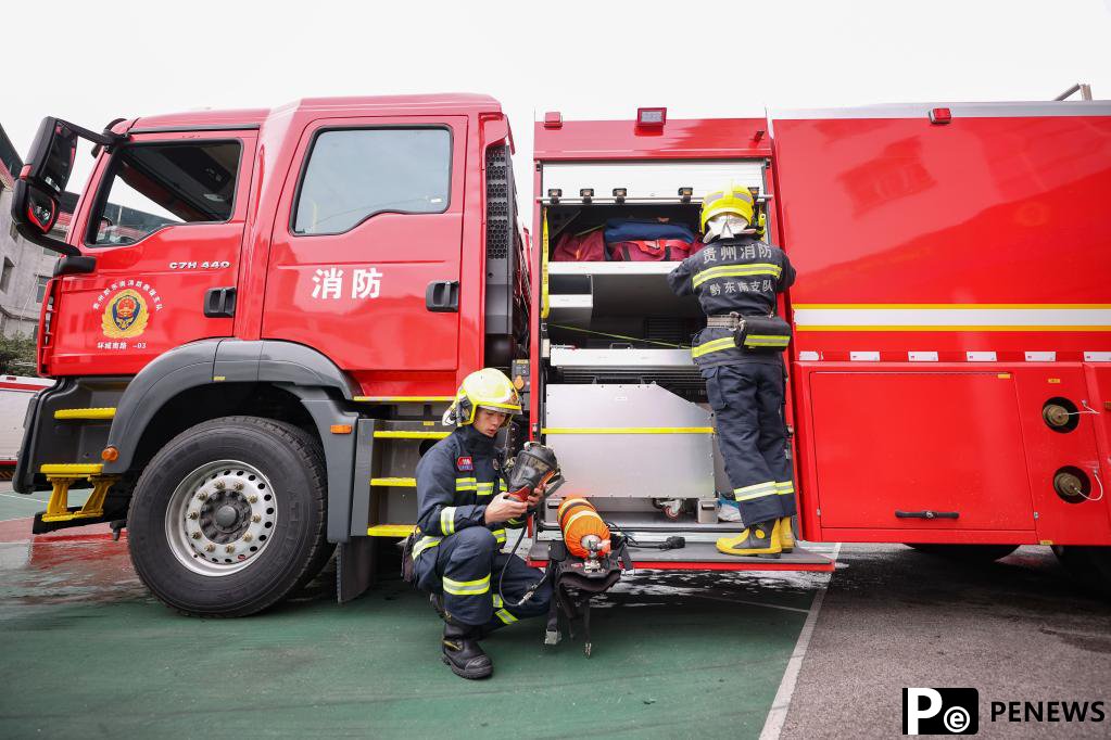 In pics: People on duty on the eve of the Spring Festival