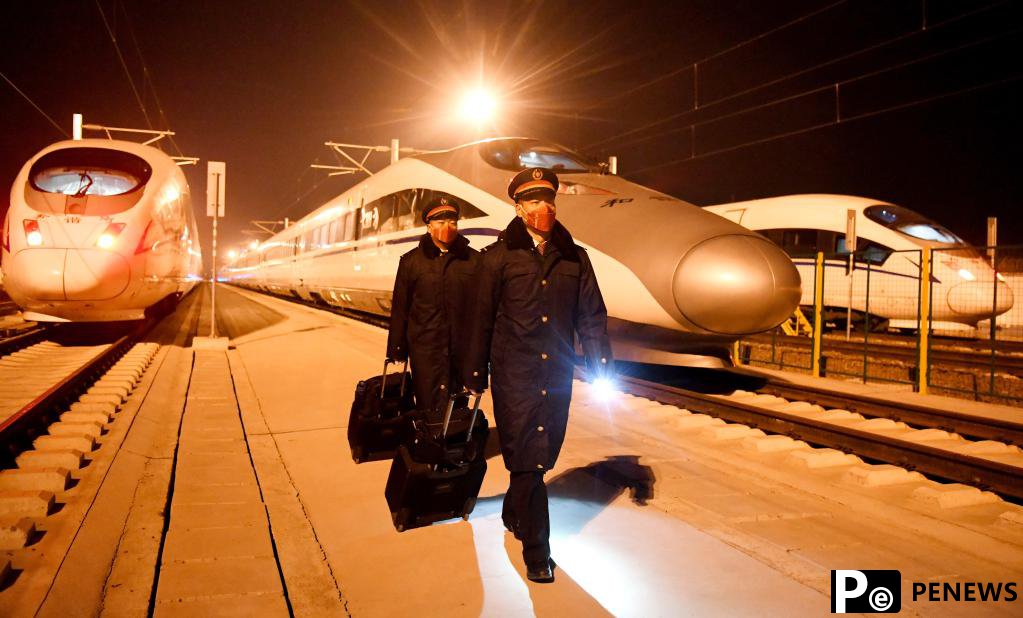 In pics: People on duty on the eve of the Spring Festival
