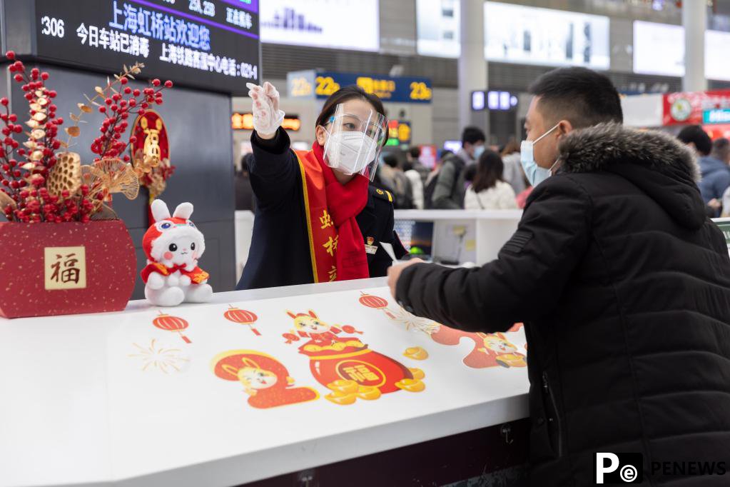 In pics: People on duty on the eve of the Spring Festival