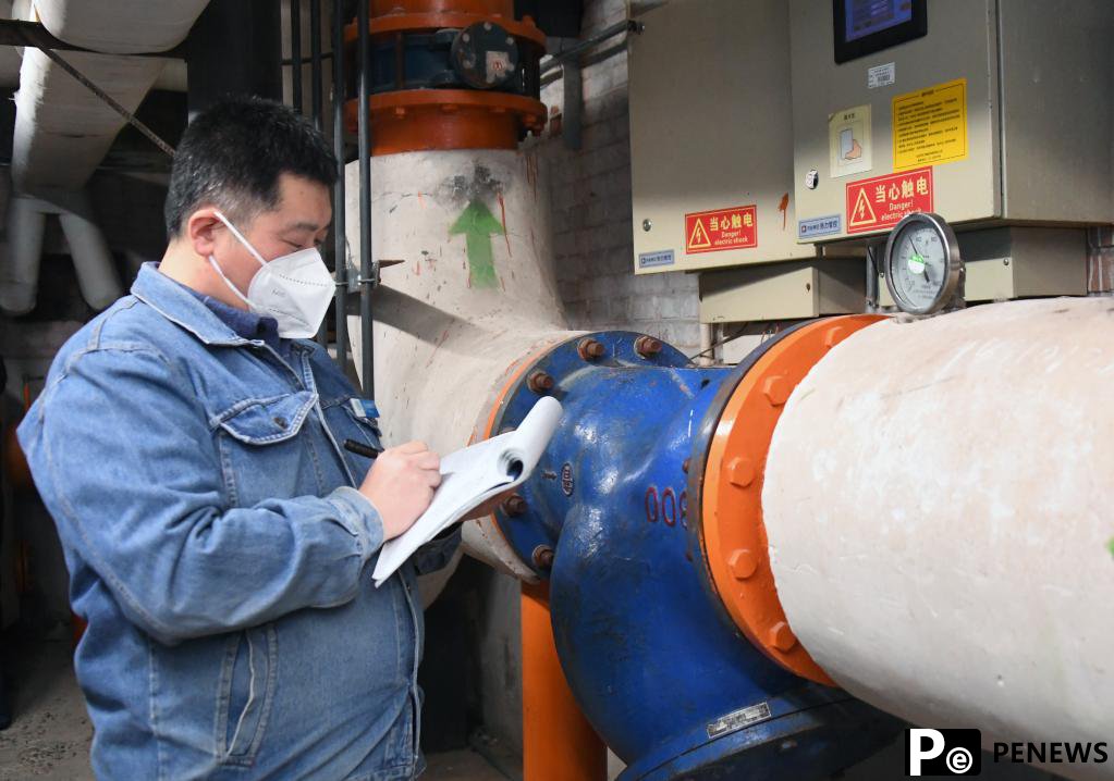 In pics: People on duty on the eve of the Spring Festival