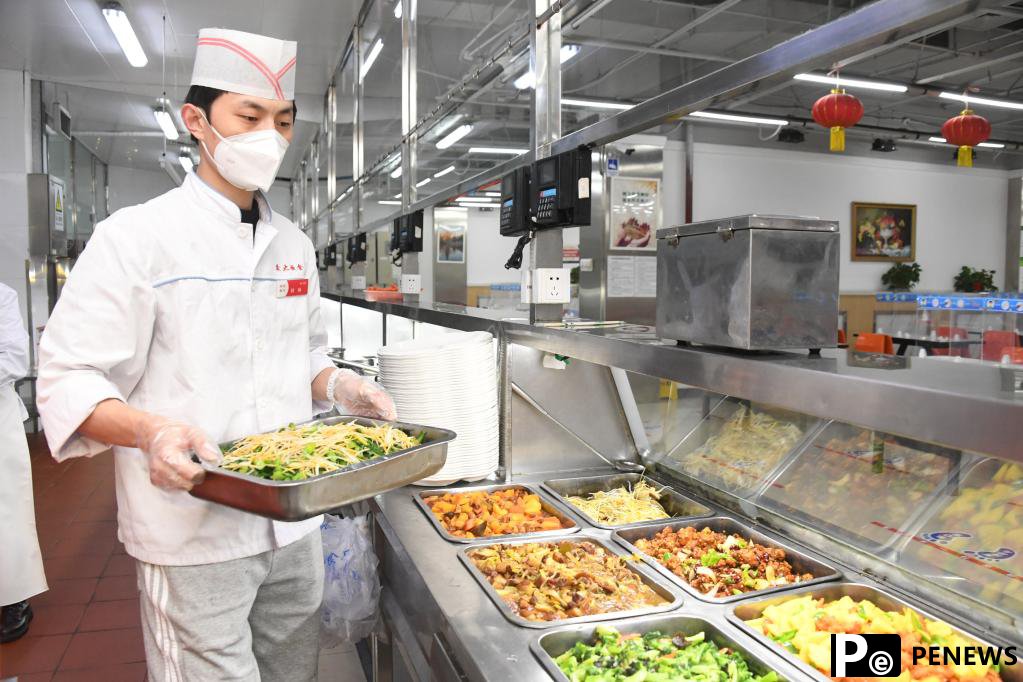 In pics: People on duty on the eve of the Spring Festival