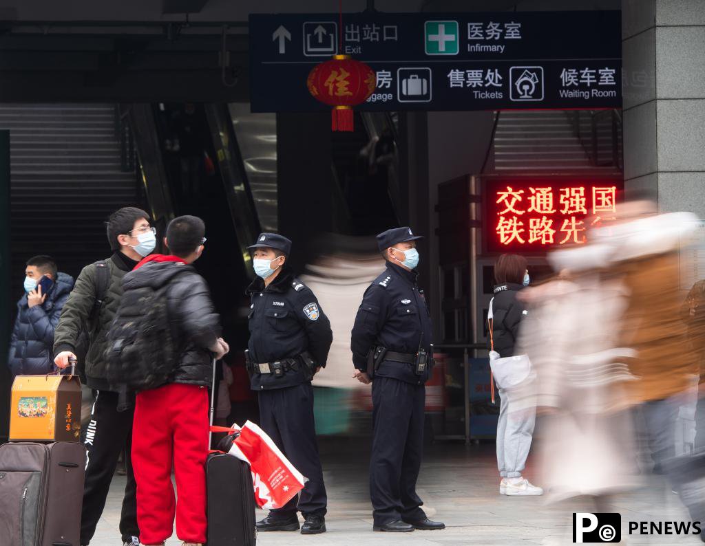In pics: People on duty on the eve of the Spring Festival
