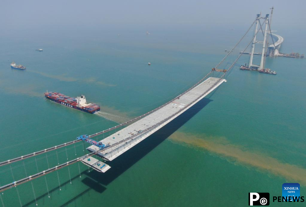 Lingdingyang bridge under construction in south China