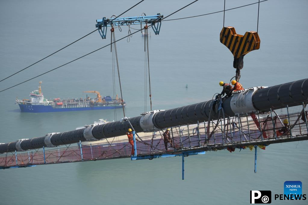 Lingdingyang bridge under construction in south China