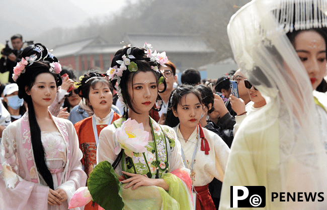 Yuntai Mountain Hanfu Huazhao Festival kicks off in C China’s Henan