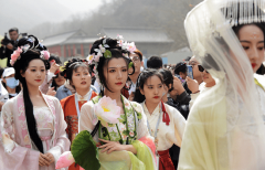 Yuntai Mountain Hanfu Huazhao Festival kicks off in C China’s Henan