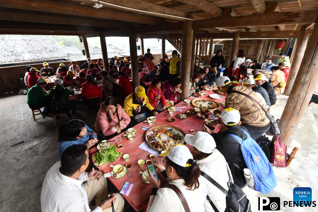 Tourists experience charm of ethnic culture in S China