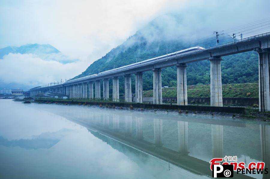 High-speed trains run on cloud-shrouded mountain in Hubei