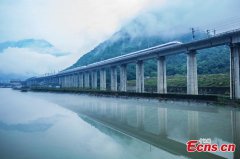 High-speed trains run on cloud-shrouded mountain in Hubei