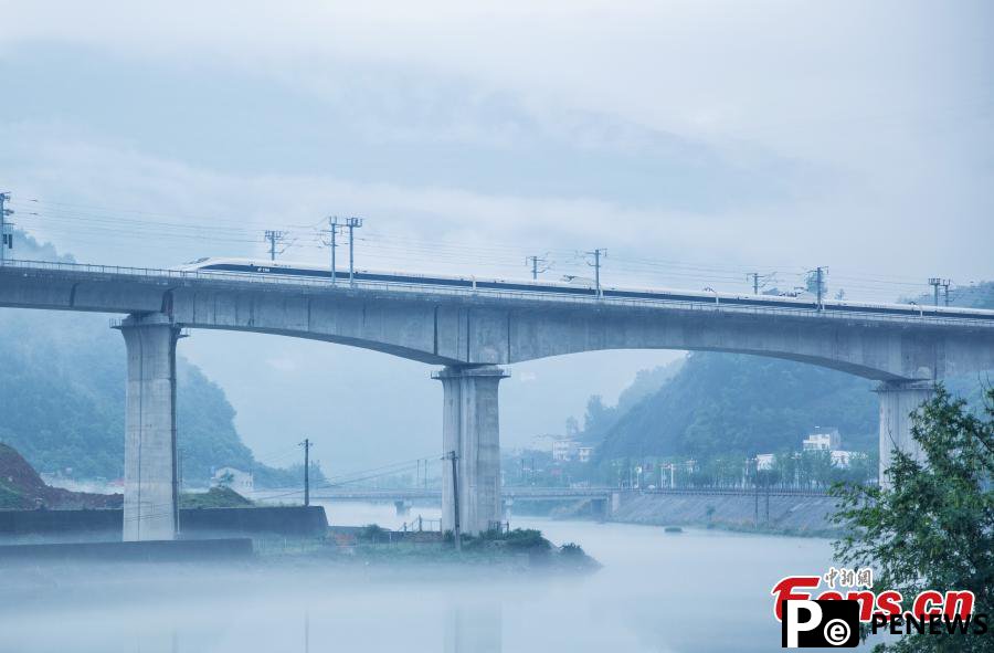 High-speed trains run on cloud-shrouded mountain in Hubei