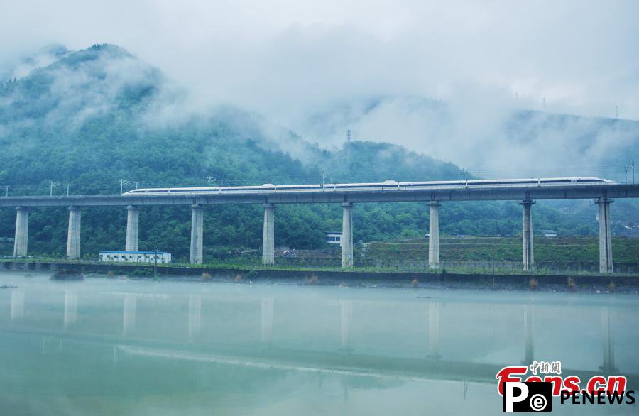 High-speed trains run on cloud-shrouded mountain in Hubei