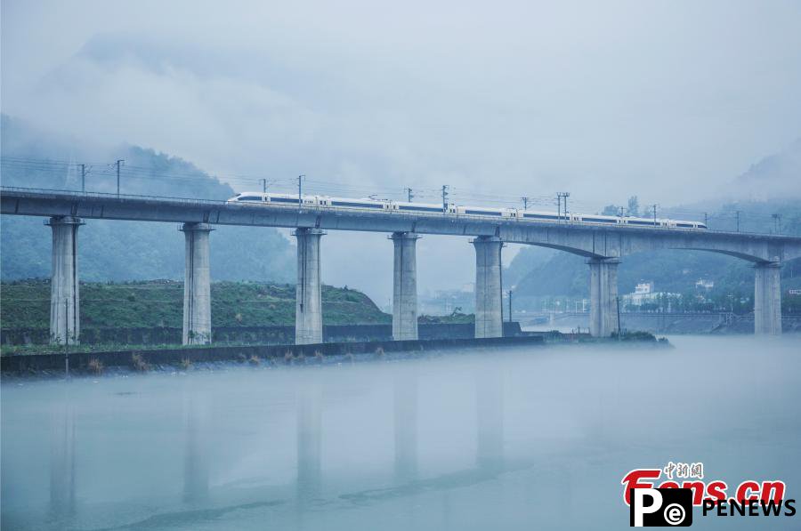 High-speed trains run on cloud-shrouded mountain in Hubei