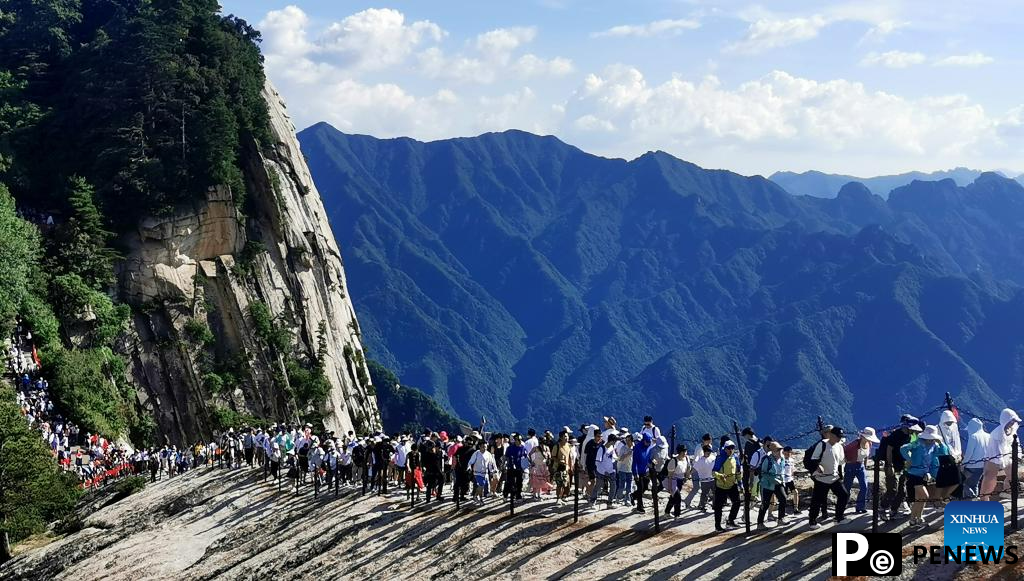 In pics: visitors on Huashan Mountain in NW China