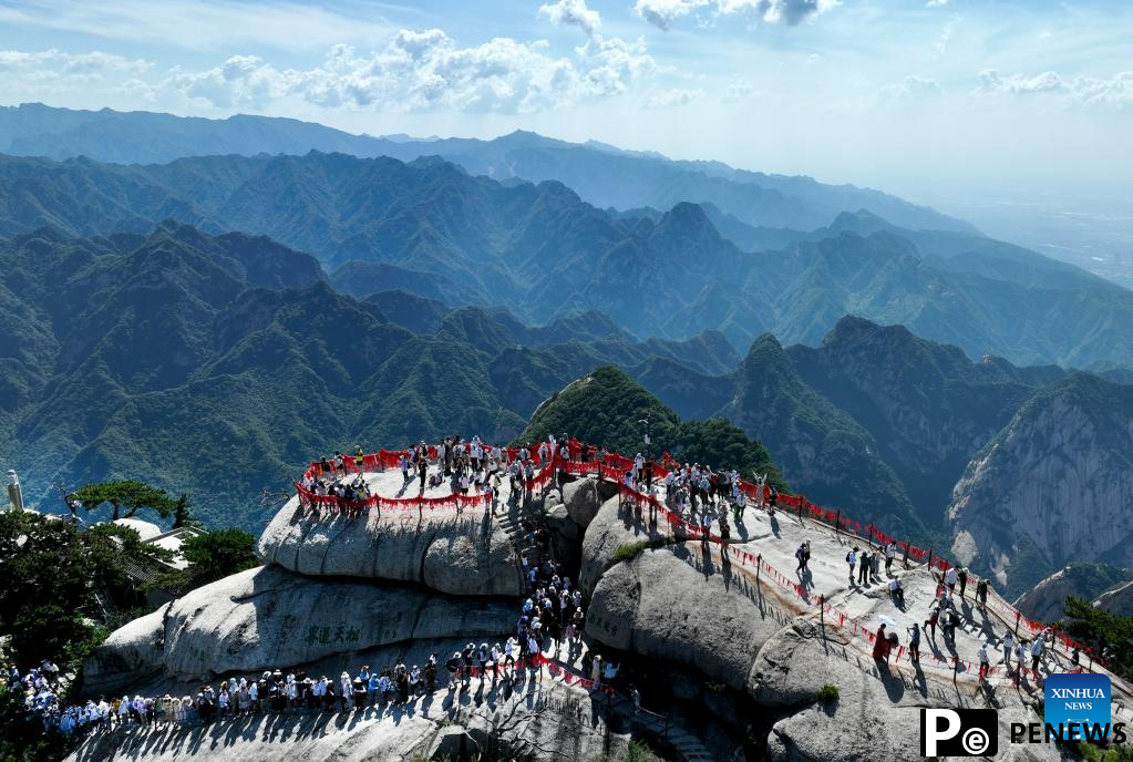 In pics: visitors on Huashan Mountain in NW China